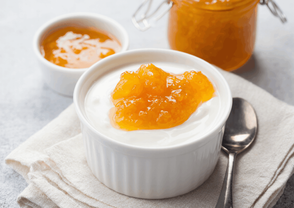 Bol de petit-déjeuner avec yaourt grec et confiture en topping
