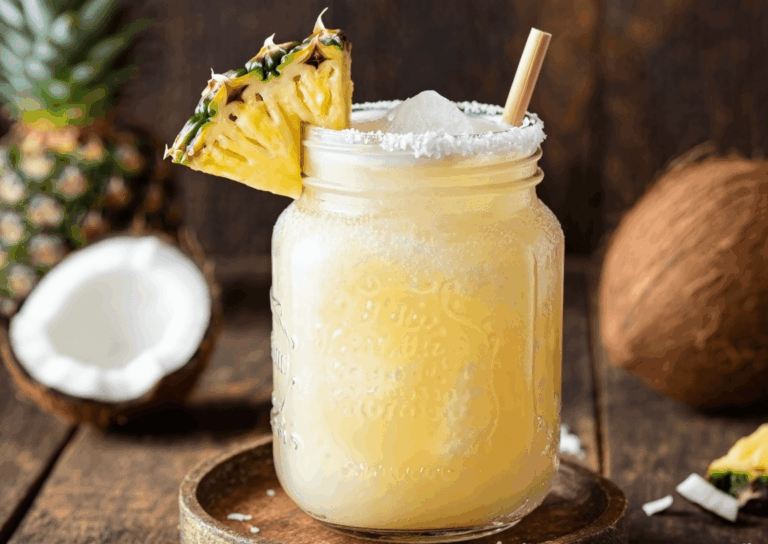 Photo du punch dans des verres transparents avec des pailles en bambou et des tranches d'ananas sur le rebord