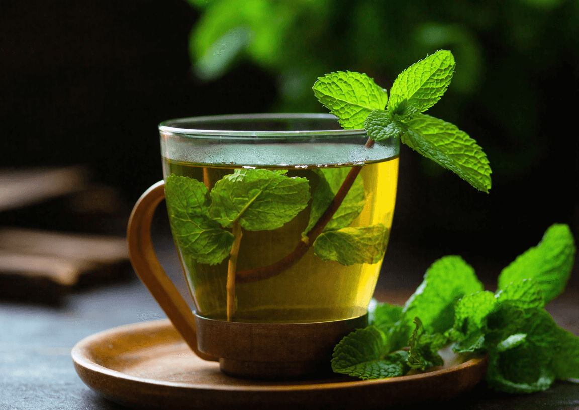 pastis&olive-sirop-de-menthe3 : carafe en verre avec brume, rondelle de citron à la surface