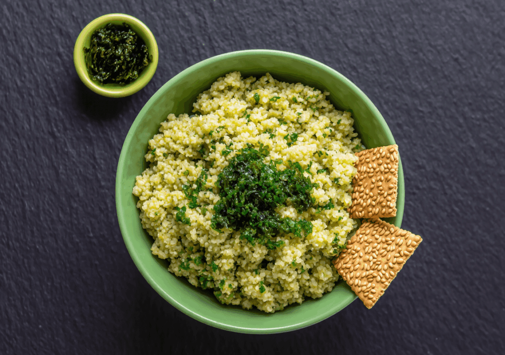 pastis&olive-tarama3🖼️ Photo : tarama végétal dans petit bol vert avec crackers aux graines