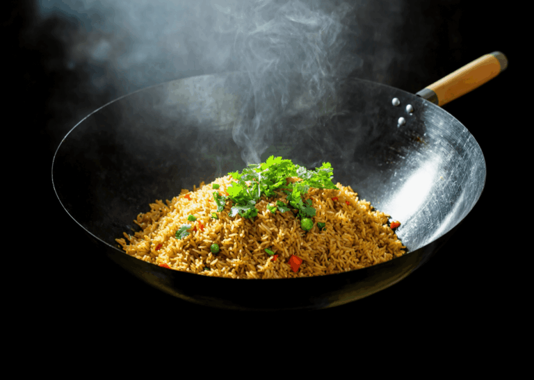 pastis&olive_Riz frit à la thaï 🖼️ Photo du riz dans un wok fumant avec coriandre fraîche par-dessus