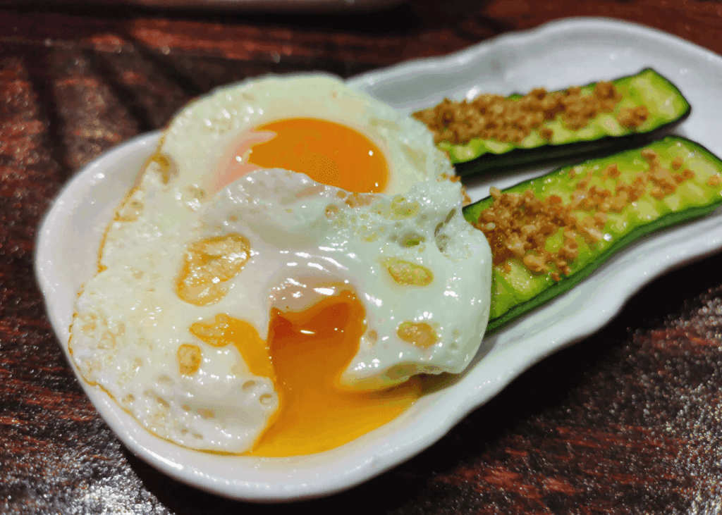 pastis&olive_courgette-oeuf-mollet🖼️ Assiette en céramique avec œuf coulant, poêlée verte et herbes