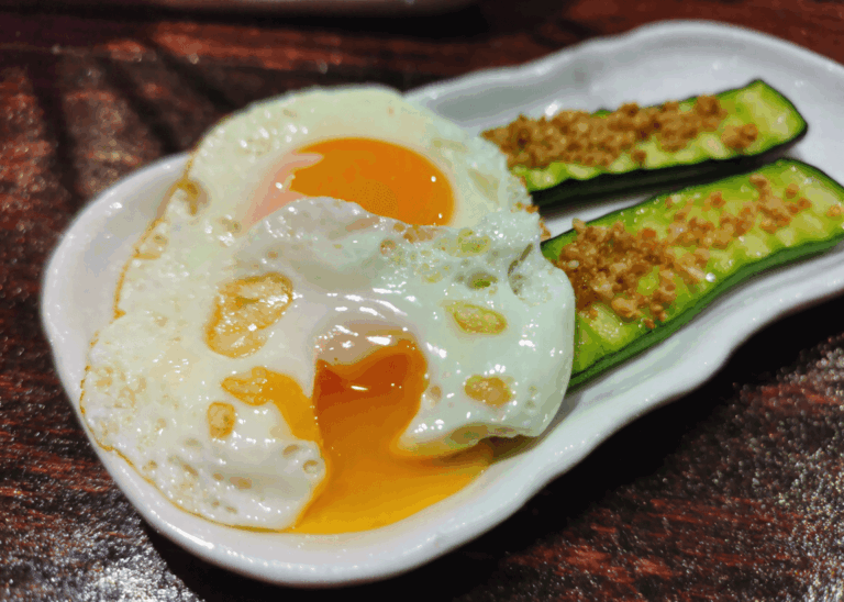 pastis&olive_courgette-oeuf-mollet 🖼️ Assiette en céramique avec œuf coulant, poêlée verte et herbes