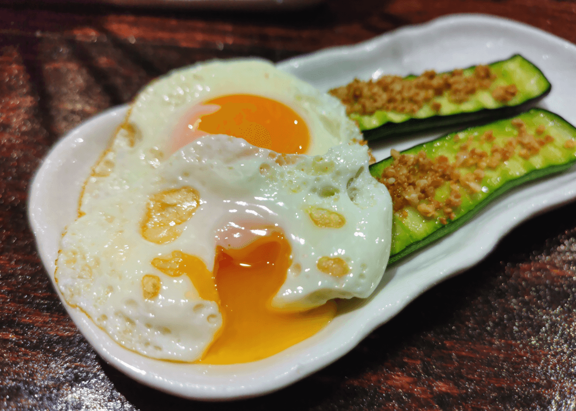 pastis&olive_courgette-oeuf-mollet 🖼️ Assiette en céramique avec œuf coulant, poêlée verte et herbes