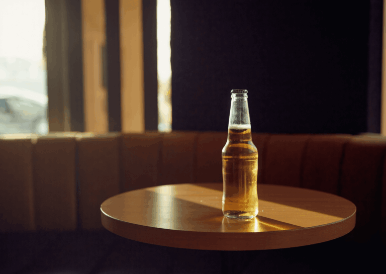 pastis&olive_table_made_in_design1 🖼️ Suggestion visuelle : Photo d’une table à la bonne hauteur, avec une bière posée pile au niveau du canap’