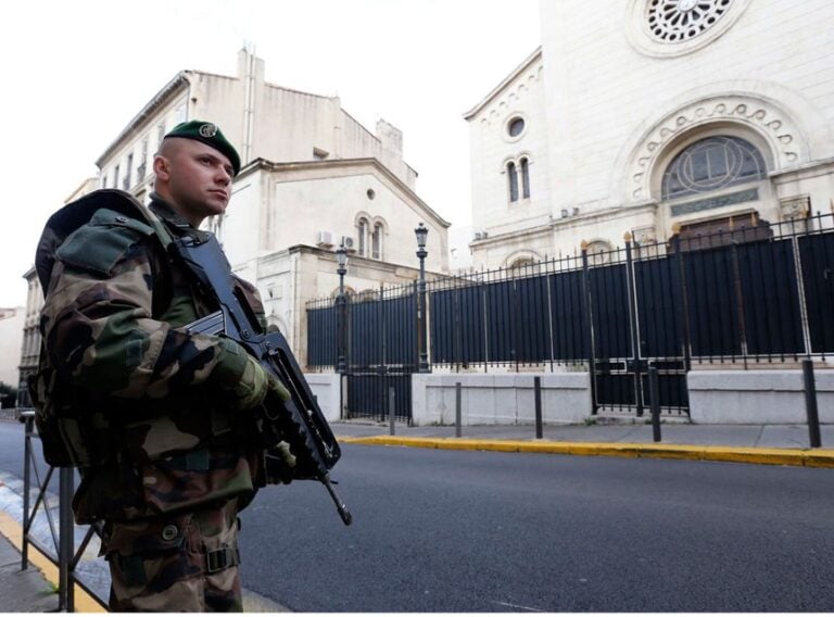 découvrez les détails choquants de l'agression à la machette survenue à marseille. analyse des événements, réactions des témoins et impact sur la sécurité publique. restez informé sur cette affaire préoccupante.