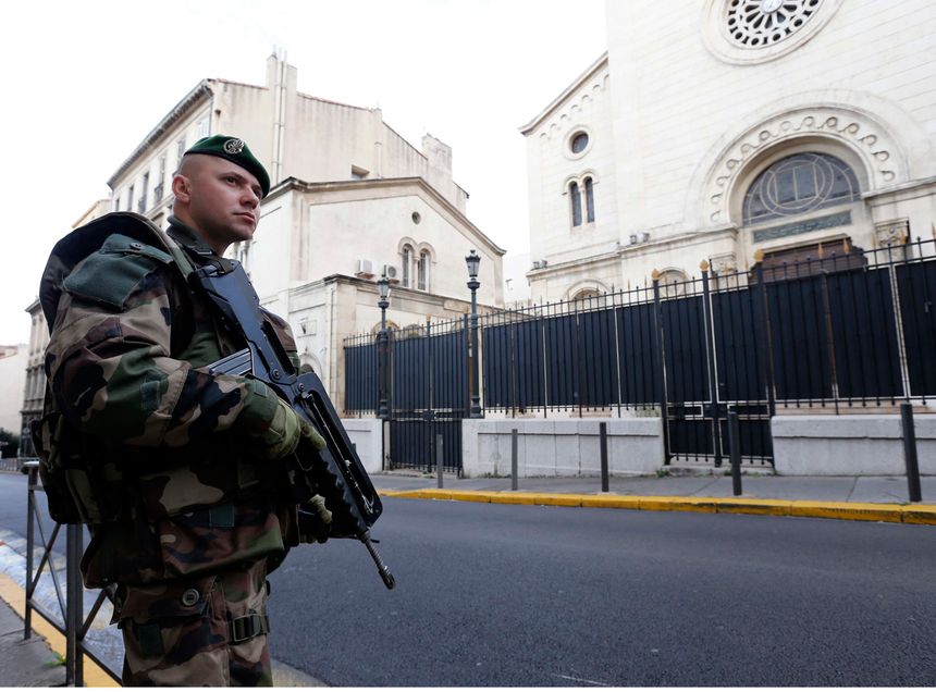 découvrez les détails choquants de l'agression à la machette survenue à marseille. analyse des événements, réactions des témoins et impact sur la sécurité publique. restez informé sur cette affaire préoccupante.