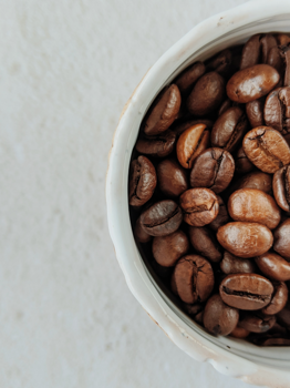 découvrez les nombreux avantages du café décaféiné : une délicieuse alternative pour savourer votre boisson préférée sans les effets de la caféine. idéal pour les personnes sensibles à la caféine, le café décaféiné procure une expérience gustative riche tout en favorisant un meilleur sommeil et une digestion aisée.