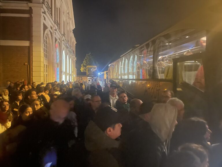découvrez le témoignage d'un voyage cauchemardesque entre marseille et paris. des retards aux désagréments inattendus, vivez l'expérience d'un trajet qui a tourné au désastre pour de nombreux voyageurs. ne laissez pas ces mésaventures gâcher votre prochain trajet!