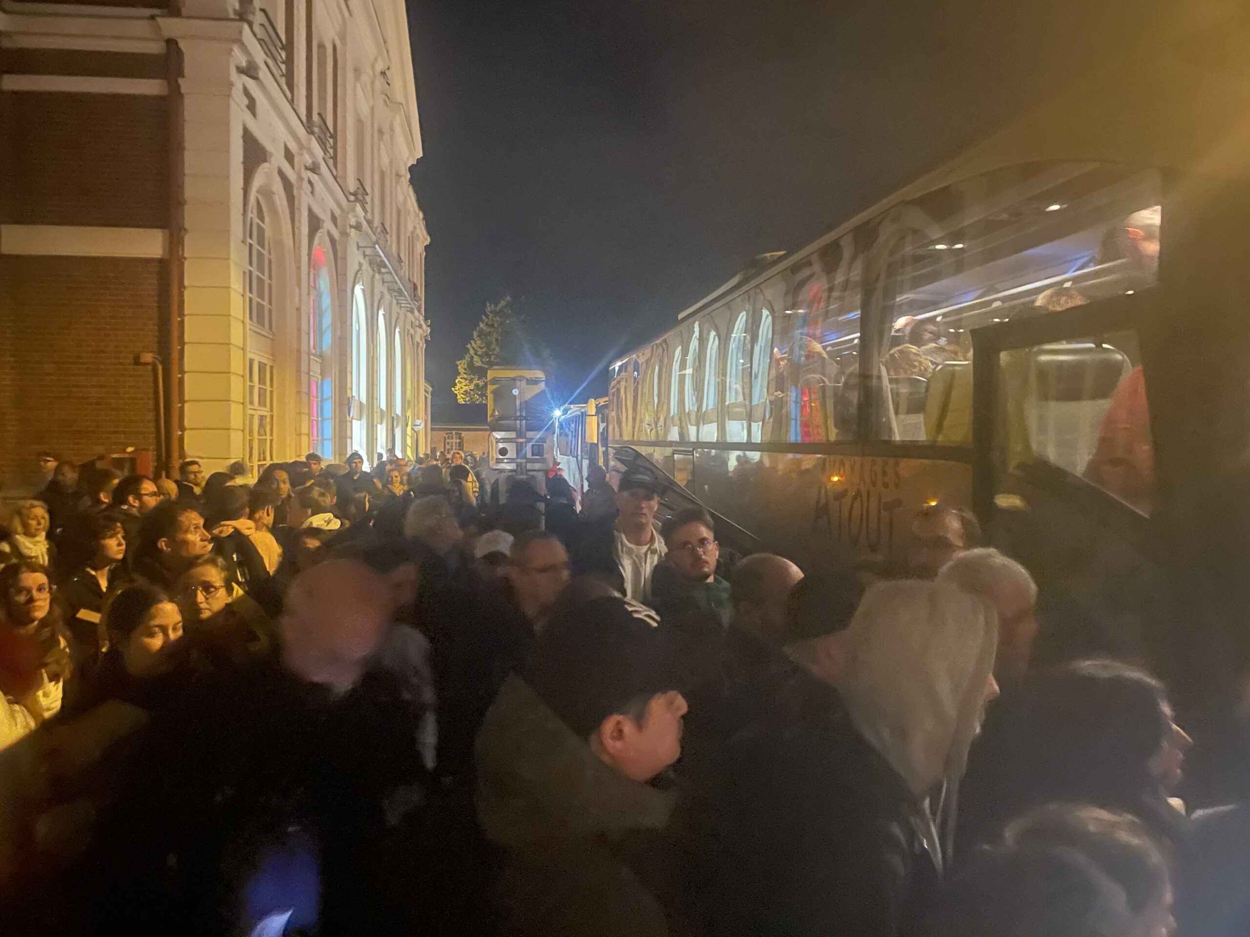 découvrez le témoignage d'un voyage cauchemardesque entre marseille et paris. des retards aux désagréments inattendus, vivez l'expérience d'un trajet qui a tourné au désastre pour de nombreux voyageurs. ne laissez pas ces mésaventures gâcher votre prochain trajet!