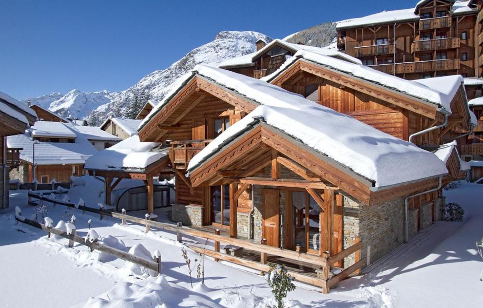découvrez nos chalets de luxe dans les alpes, où confort et raffinement se rencontrent au cœur de paysages montagneux à couper le souffle. profitez d'un séjour inoubliable alliant détente, activités de plein air et services haut de gamme.