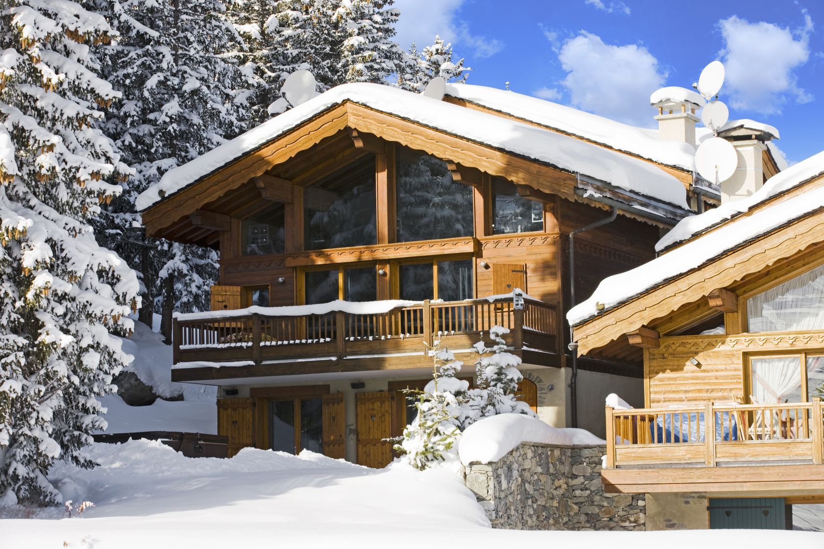 découvrez nos chalets de luxe dans les alpes, offrant un mélange parfait de confort, de style et de vues imprenables. que ce soit pour une escapade romantique ou des vacances en famille, profitez d'équipements haut de gamme et d'un environnement enchanteur en pleine montagne.