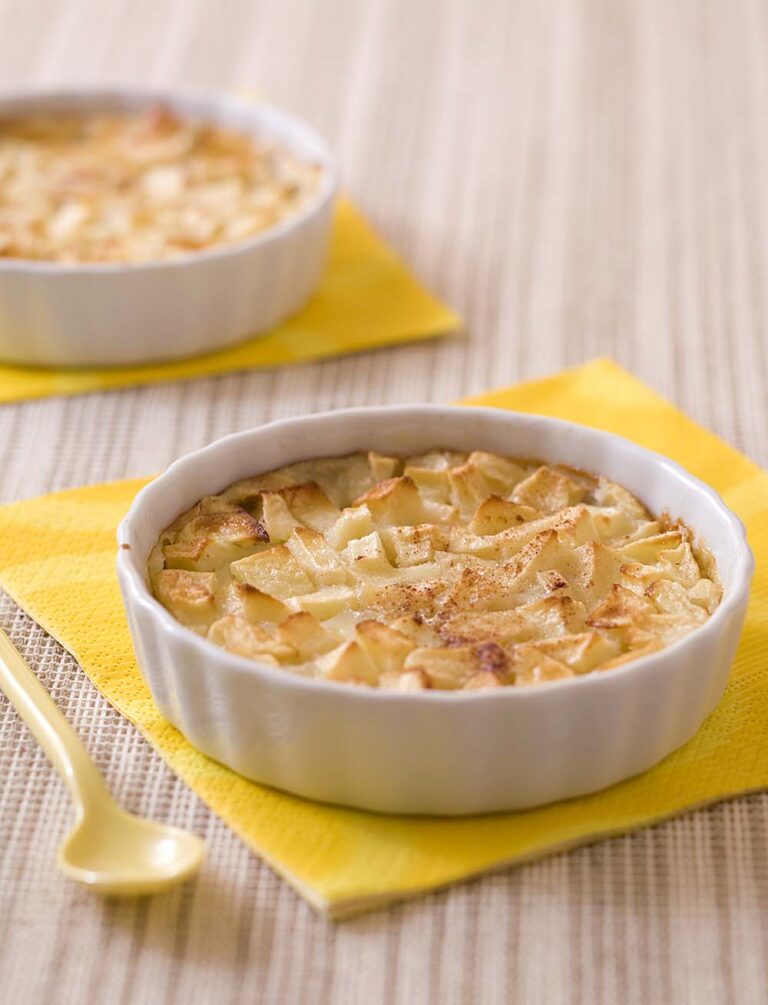 découvrez notre recette de clafoutis aux pommes rapide et facile à préparer. savourez cette délicieuse douceur moelleuse, idéale pour un dessert improvisé ou un goûter convivial.