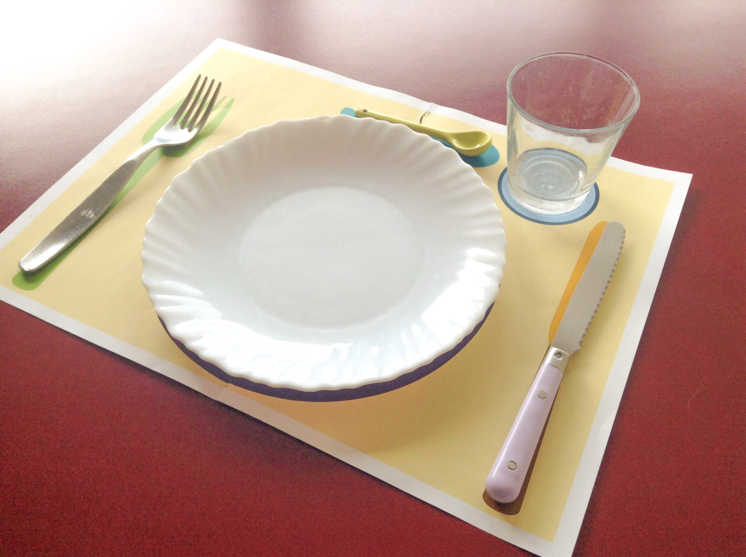 découvrez l'art de la disposition des couverts pour sublimer vos tables. apprenez les règles essentielles et les astuces de présentation pour des dîners élégants et accueillants.