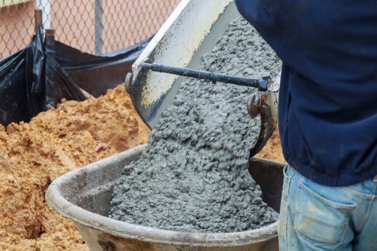 découvrez comment réaliser le dosage parfait de béton en utilisant sable et gravier. apprenez les bonnes proportions pour garantir la résistance et la durabilité de vos constructions. suivez nos conseils professionnels pour vos travaux de bétonnage.