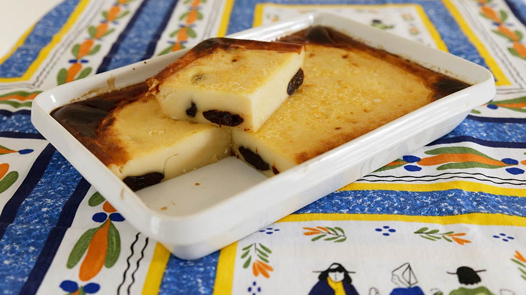 découvrez la recette traditionnelle du far breton, un délicieux dessert moelleux à base d'œufs, de lait, de farine et de pruneaux, typique de la bretagne. savourez ce délice sucré qui ravira vos papilles et apportera une touche bretonne à vos repas.