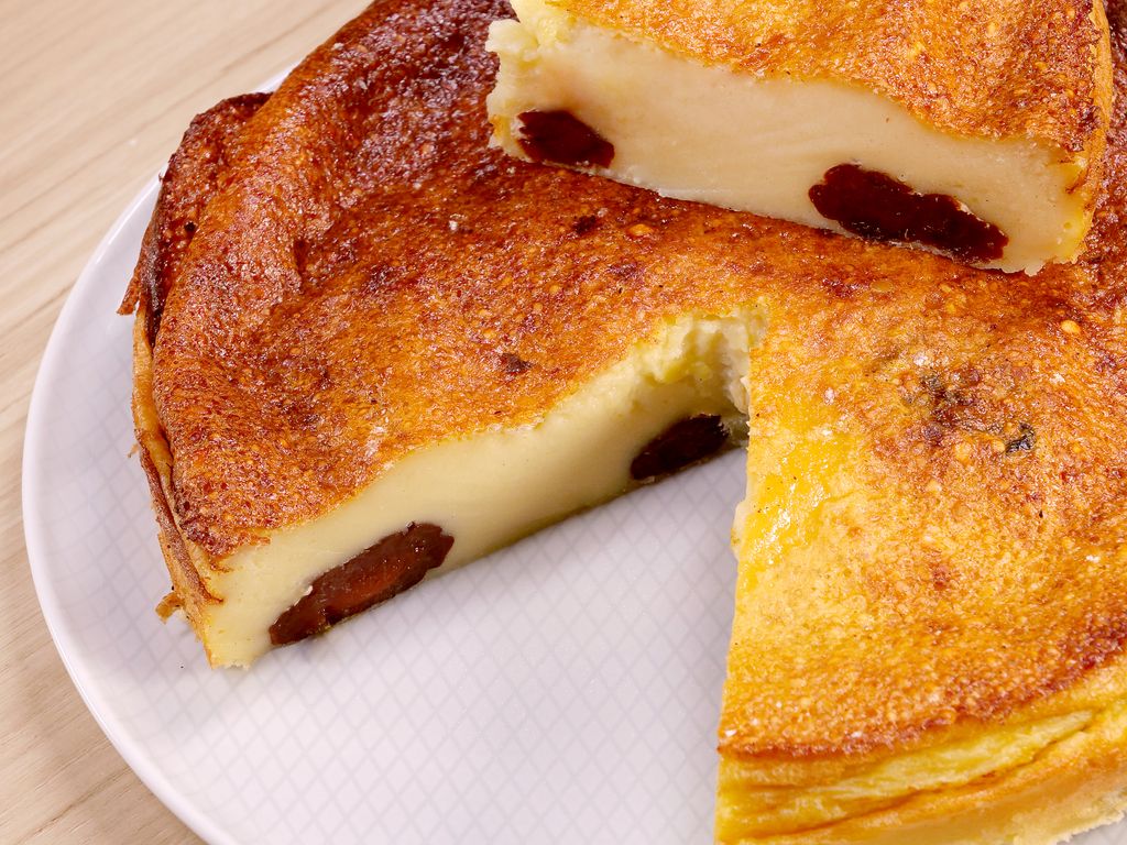 découvrez la recette traditionnelle du far breton, un délicieux dessert breton à base de farine, œufs, lait et pruneaux. parfait pour accompagner vos cafés ou vos thés, ce gâteau moelleux et savoureux ravira les gourmands. apprenez à le réaliser facilement chez vous et laissez-vous séduire par ses saveurs authentiques.