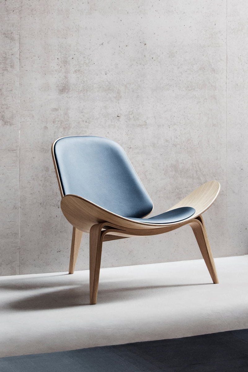 découvrez notre collection de fauteuils design made en france, alliant élégance et confort. transformez votre espace de vie avec des pièces uniques qui reflètent un savoir-faire artisanal et un style contemporain.