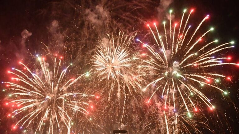 découvrez le spectacle éblouissant du feu d'artifice du 14 juillet à marseille, un événement célébrant la fête nationale française avec des couleurs éclatantes qui illuminent le ciel et émerveillent les spectateurs. ne manquez pas cette soirée magique sur le vieux-port, riche en émotions et en festivités!