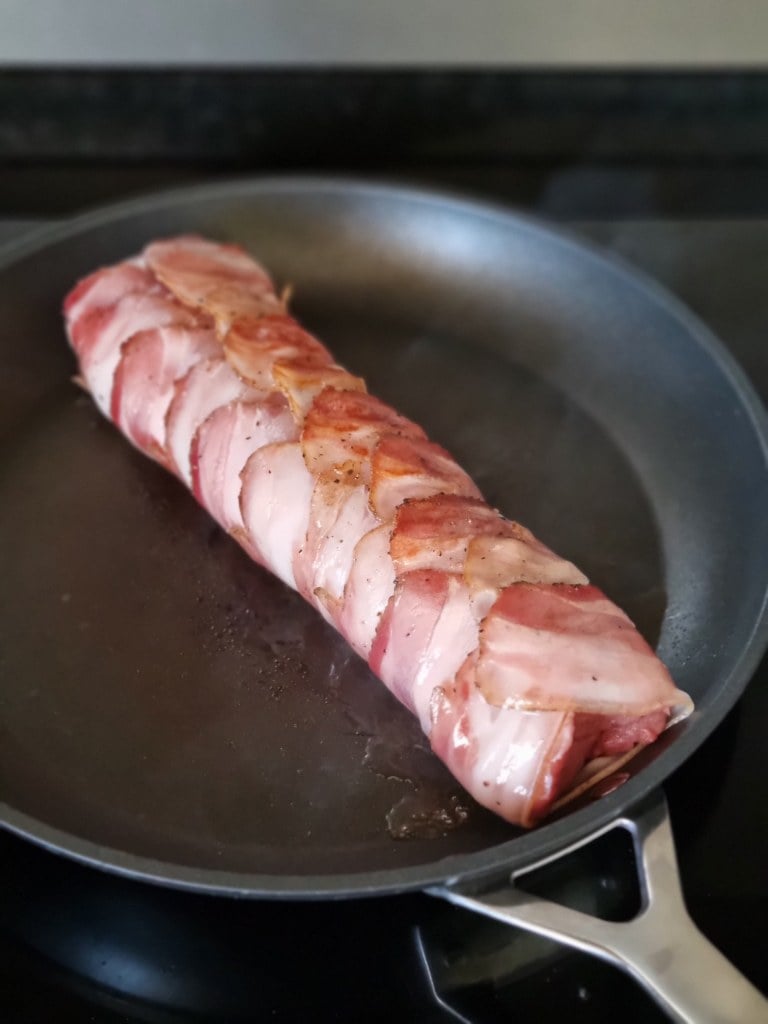 découvrez la recette parfaite du filet mignon au four, tendre et juteux, qui éveille vos papilles. apprenez à le préparer avec des ingrédients savoureux pour un repas élégant et facile qui impressionnera vos invités.