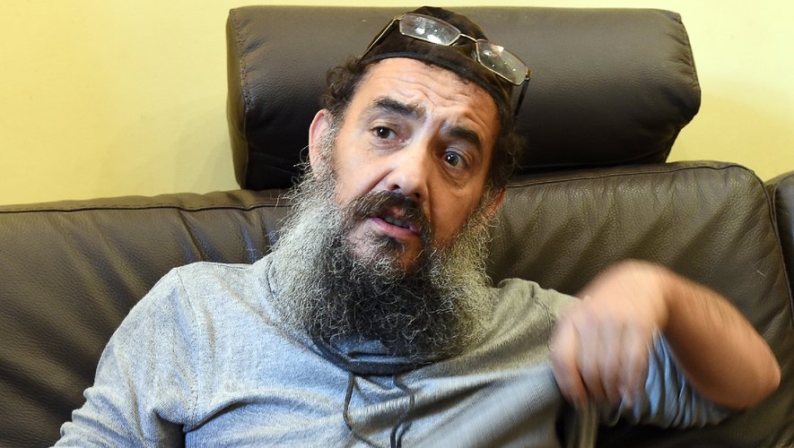 un homme a été victime d'une agression à la machette à marseille, un incident choquant qui soulève des questions sur la sécurité dans la ville. découvrez les détails de cette attaque et ses conséquences.