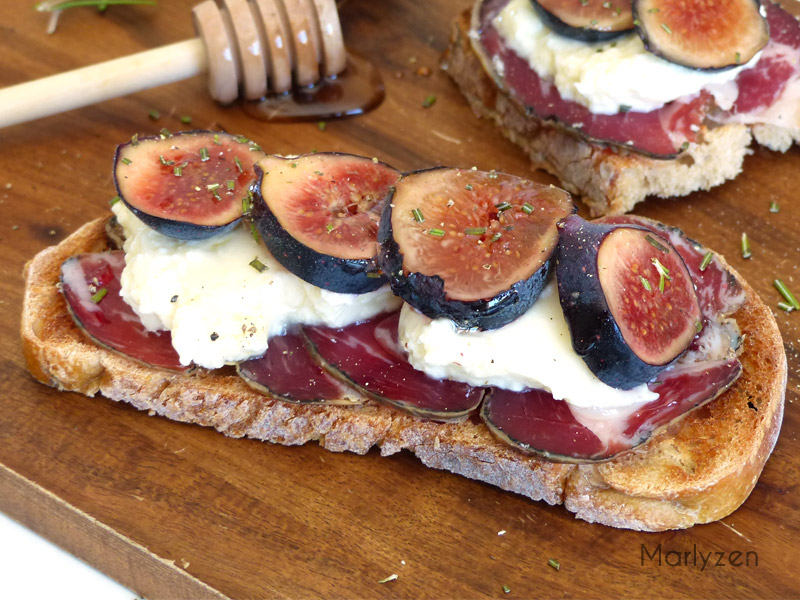 Tartines à la stracciatella fumée et figues fraîches