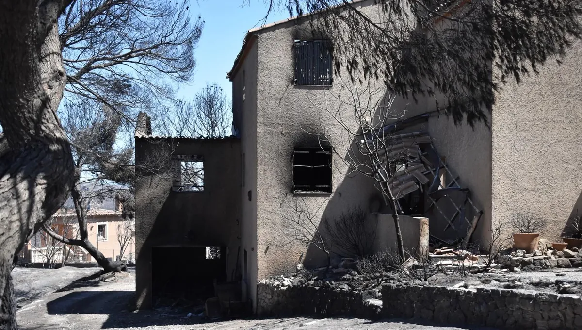 découvrez les dernières informations sur l'incendie à marseille : causes, impacts et mesures de sécurité mises en place. restez informé sur la situation actuelle et les actions des autorités locales.