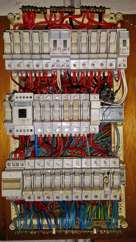 découvrez les nouvelles régulations de 2018 concernant l'interdiction des tableaux électriques à fusibles. informez-vous sur les normes de sécurité électrique mises en place pour protéger votre logement et garantir un environnement sûr. ne laissez pas vos installations électriques à risque, restez informé des obligations légales.