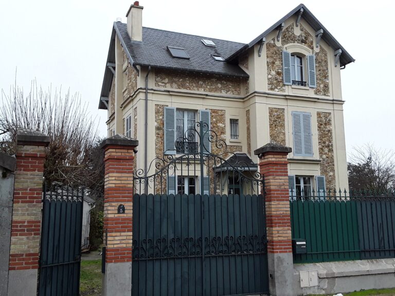 découvrez le charme intemporel d'une maison meulière, alliant style et authenticité. plongez dans l'histoire de ces demeures en pierre meulière, emblématiques de l'architecture française, et explorez leur esthétique unique, leurs détails raffinés et leur confort moderne.