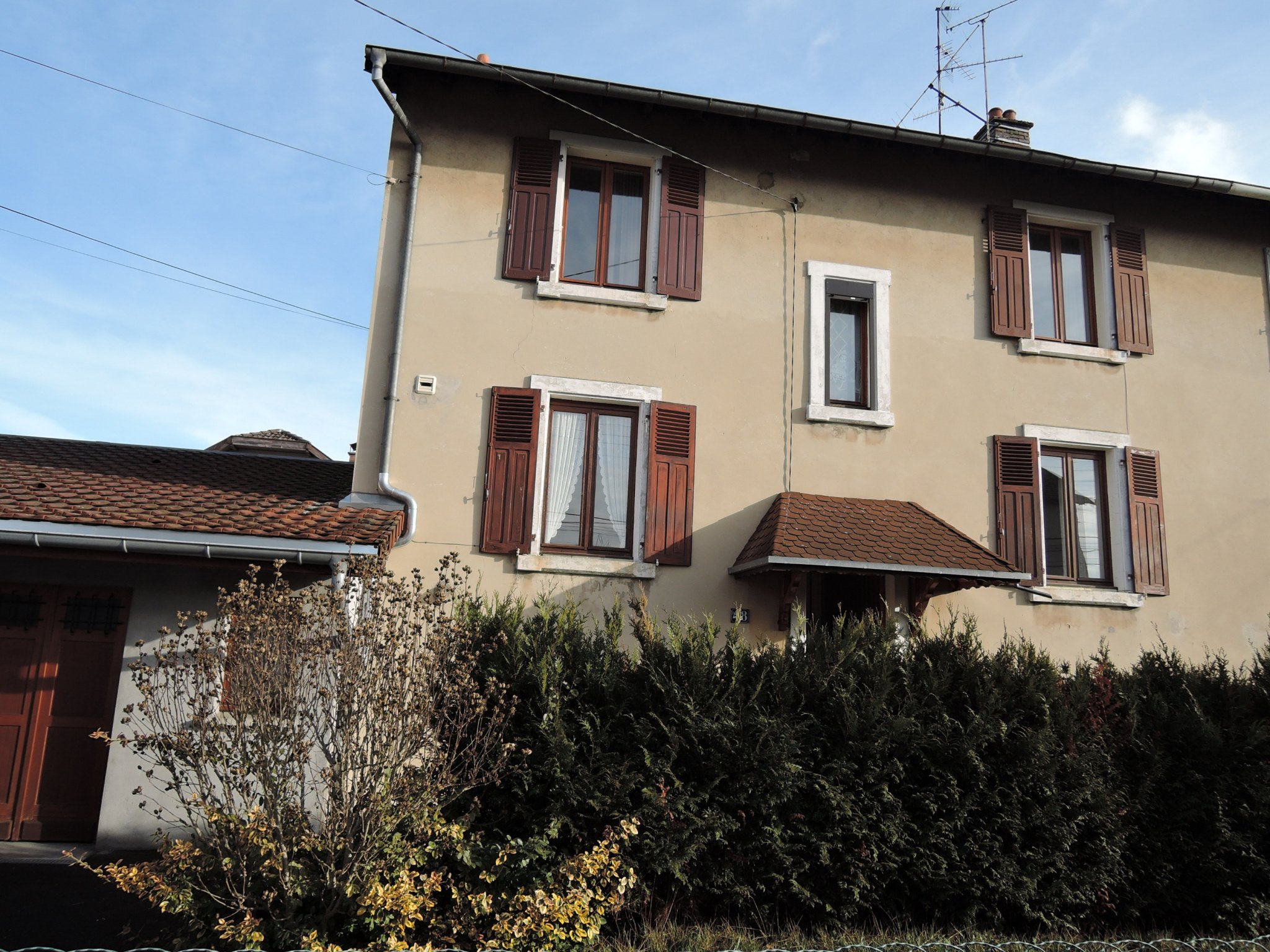 découvrez cette charmante maison mitoyenne avec garage, alliant confort et valeur d'investissement. idéale pour les familles, elle offre des espaces de vie lumineux et un accès facile aux commodités. ne manquez pas cette opportunité unique d'acquérir votre future maison!