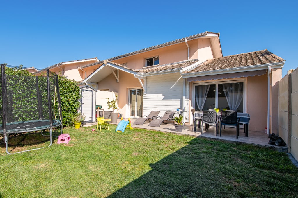 découvrez notre maison mitoyenne avec garage, alliant confort et praticité. idéale pour les familles, cette propriété offre une excellente valeur sur le marché. profitez d'un espace de vie lumineux, d'un garage pratique et d'une localisation stratégique, tout en bénéficiant de tarifs compétitifs. ne manquez pas cette opportunité !