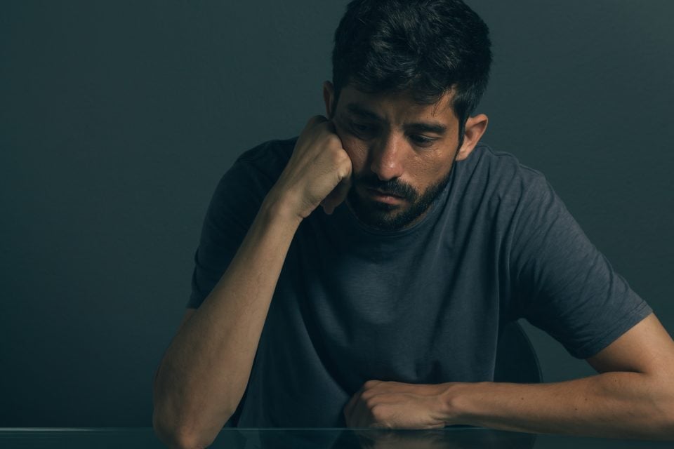 découvrez la signification et les croyances entourant le fait de briser un miroir. apprenez les superstitions associées, les implications symboliques et comment ce phénomène peut influencer votre quotidien.