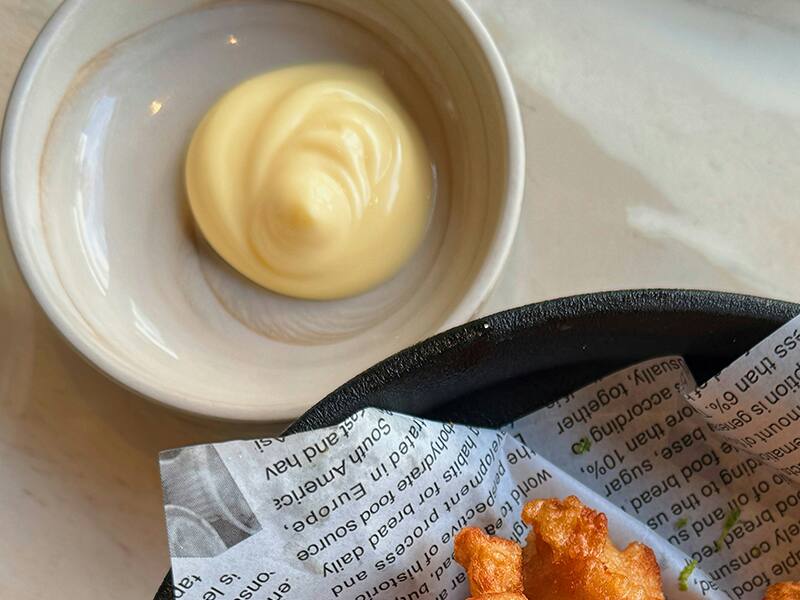 découvrez une recette savoureuse de nuggets de poulet préparés à l'airfryer ! croquants à l'extérieur et tendres à l'intérieur, ces nuggets sont idéaux pour un repas rapide ou un en-cas gourmand. faciles à réaliser et bien plus sains que les versions traditionnelles, ces nuggets raviront petits et grands.