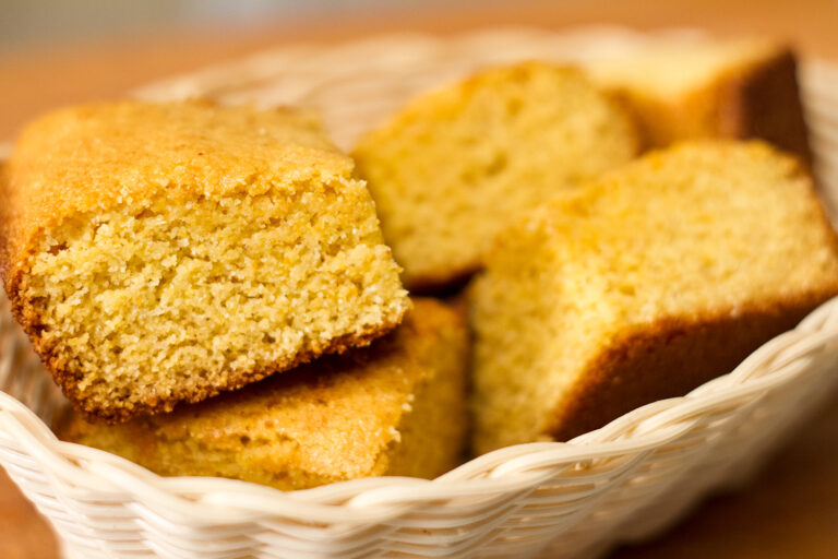découvrez notre délicieux pain au maïs, une recette authentique alliant la douceur du maïs à une texture moelleuse. parfait pour accompagner vos repas ou à déguster seul, ce pain savoureux se prépare facilement et ravira toutes les papilles. profitez d'un moment de gourmandise avec notre pain au maïs fait maison.