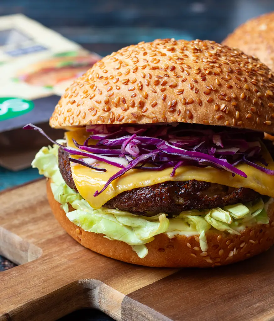 découvrez notre recette de pain idéal pour vos smash burgers, moelleux et croustillant à la fois. parfaitement adapté pour sublimer vos créations gourmandes, ce pain fera grimper vos burgers au niveau supérieur. prêt à régaler vos papilles ?