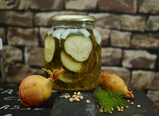 découvrez comment préparer facilement votre propre vinaigre maison avec des ingrédients naturels. suivez nos étapes simples pour une expérience culinaire unique et savoureuse !