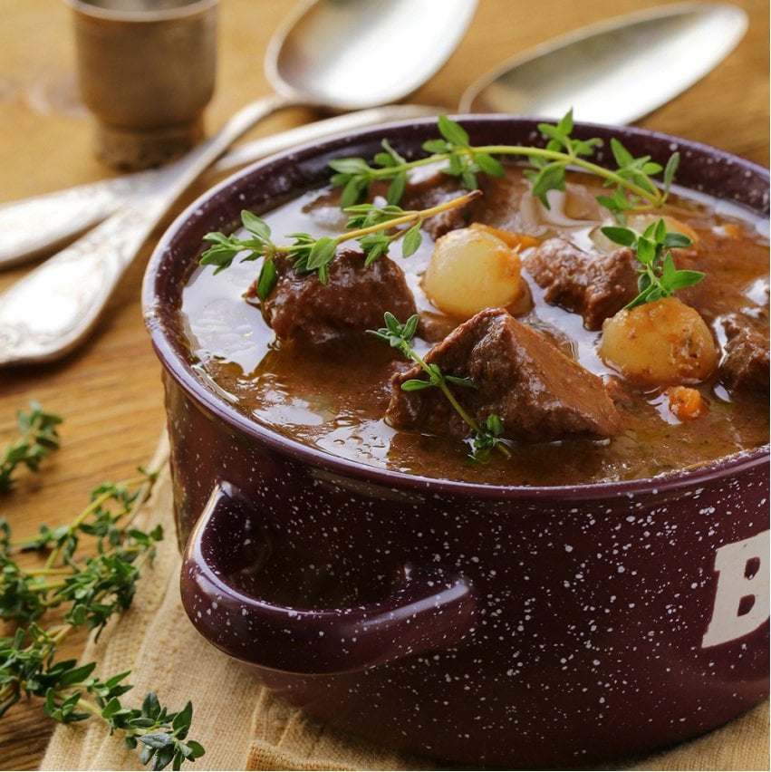 découvrez notre délicieuse recette de boeuf bourguignon, un plat traditionnel français riche en saveurs, parfait pour régaler vos invités. suivez nos étapes simples pour réussir ce classique en sauce, accompagné de légumes fondants et d'un bon verre de vin rouge.