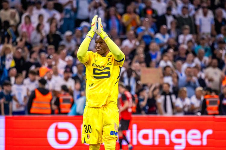 découvrez les enjeux du renouvellement à l'olympique de marseille avec l'annonce de deux départs marquants. analyse des implications pour l'équipe et ses fans.