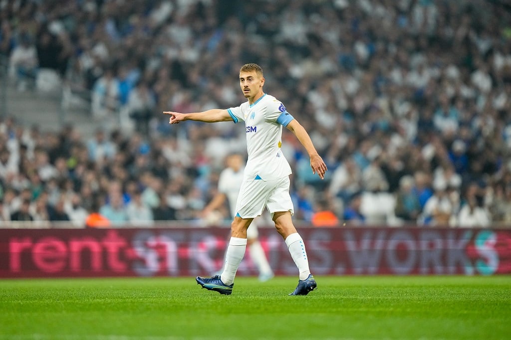 découvrez les décisions clés concernant le renouvellement de l'olympique de marseille, marquées par deux départs importants. analysez les impacts sur l'équipe et les perspectives d'avenir.