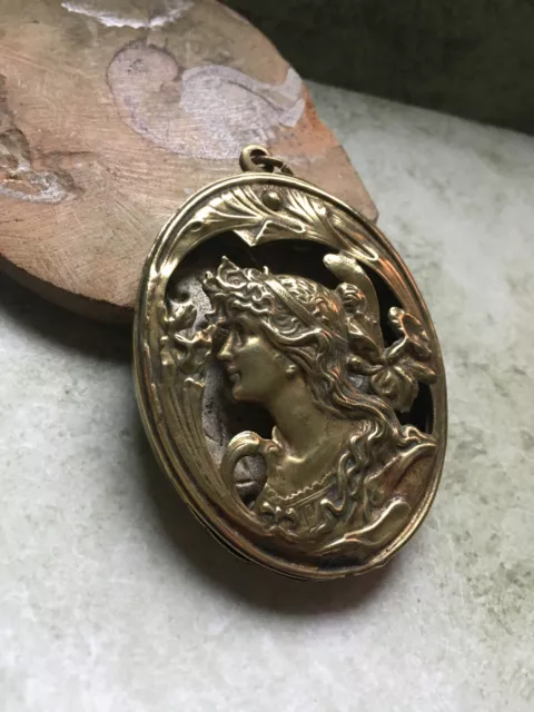 découvrez nos conseils pratiques pour restaurer un miroir endommagé par l'humidité. apprenez à éliminer la buée, à traiter les taches et à protéger vos miroirs de l'humidité pour un reflet toujours impeccable.