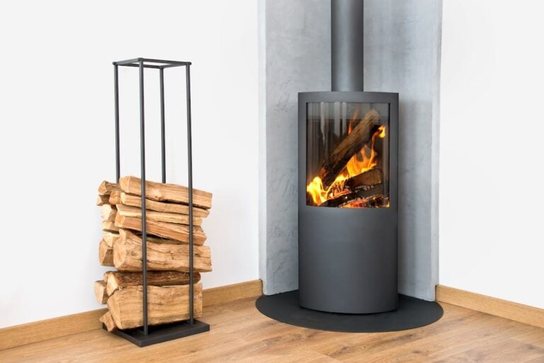 découvrez les dangers potentiels associés à l'utilisation d'un poêle à bois contre un mur. apprenez comment minimiser les risques d'incendie et assurer une installation sécurisée pour profiter pleinement de la chaleur de votre poêle.