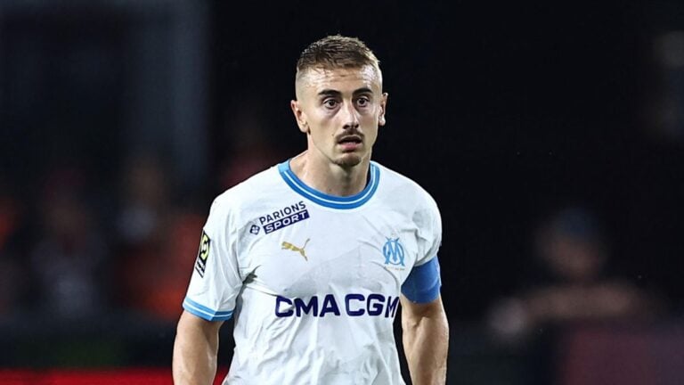 découvrez tout sur valentin rongier, le milieu de terrain talentueux de l'olympique de marseille. suivez son parcours, ses performances et son impact au sein de l'équipe pour la saison en cours.