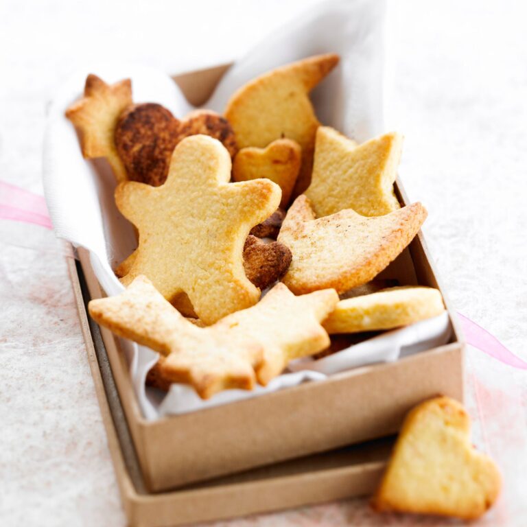 découvrez la magie des fêtes avec notre recette des sablés de noël grand-mère. apprenez à préparer ces biscuits traditionnels, croustillants à l’extérieur et fondants à l’intérieur, qui réchaufferont votre cœur et raviront vos convives. parfaits pour accompagner un chocolat chaud ou à offrir en cadeau, ces sablés évoquent les souvenirs d’enfance et l’amour des recettes familiales. plongez dans l'esprit de noël avec chaque bouchée !