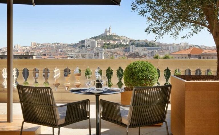 découvrez notre sélection des 10 meilleures terrasses à marseille pour profiter de l'été. que vous soyez à la recherche d'une vue imprenable, d'une ambiance décontractée ou de délices culinaires, ces terrasses vous offriront une expérience inoubliable sous le soleil marseillais.