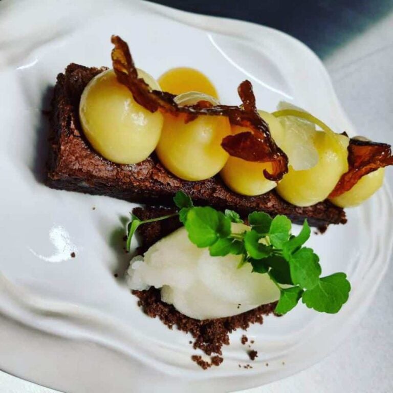 découvrez marseille à travers un voyage culinaire inoubliable ! savourez les délices méditerranéens, explorez les marchés locaux et goûtez aux spécialités emblématiques de cette ville ensoleillée. une expérience gastronomique qui éveillera vos sens et vous plongera au cœur de la culture provençale.