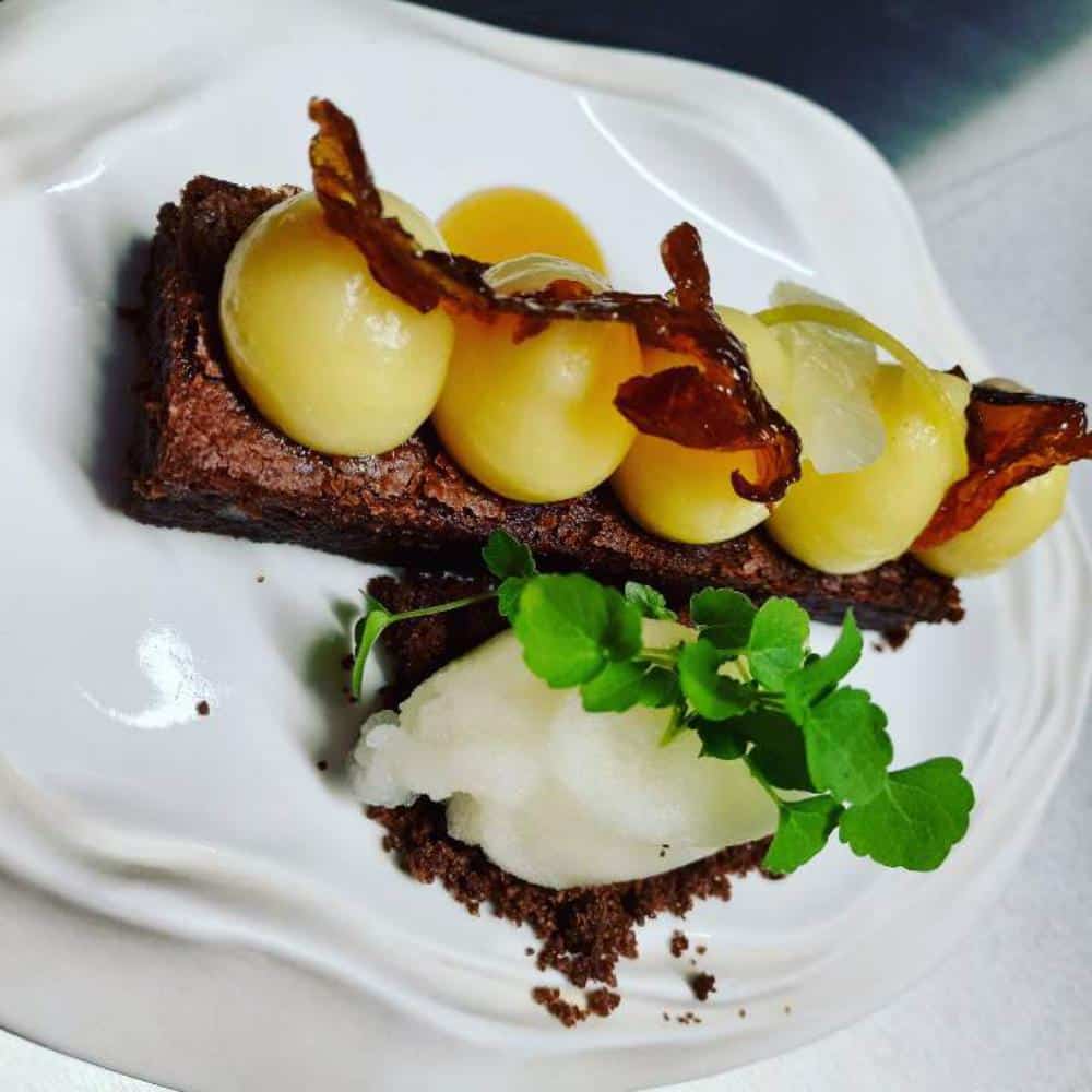 découvrez marseille à travers un voyage culinaire inoubliable ! savourez les délices méditerranéens, explorez les marchés locaux et goûtez aux spécialités emblématiques de cette ville ensoleillée. une expérience gastronomique qui éveillera vos sens et vous plongera au cœur de la culture provençale.