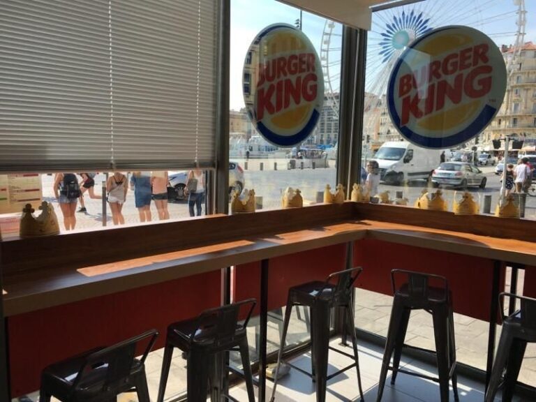 découvrez le burger king à marseille : savourez des burgers emblématiques, des menus variés et un service rapide dans un cadre convivial. trouvez l'adresse, les horaires et les offres spéciales près de chez vous.