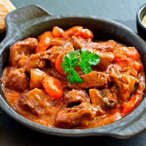 découvrez notre recette traditionnelle de civet de sanglier : une viande tendre mijotée dans une sauce onctueuse au vin rouge, parfumée aux herbes et accompagnée de légumes pour un plat sauvage et savoureux.