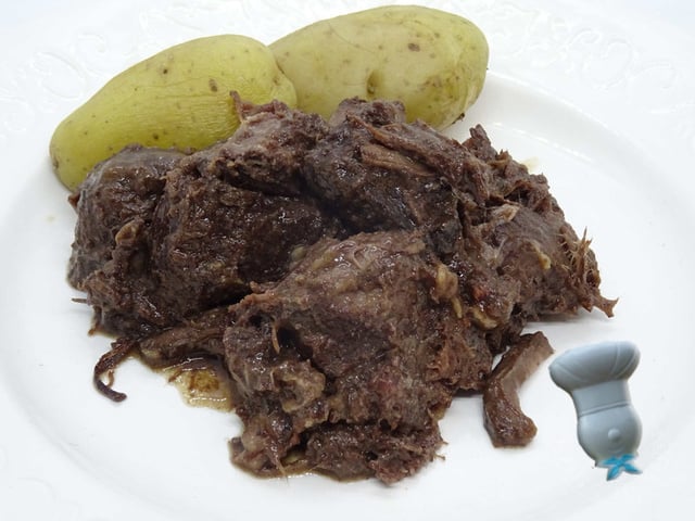 découvrez la recette traditionnelle du civet de sanglier : un plat mijoté savoureux, aux arômes authentiques et parfait pour les amateurs de gibier. conseils, ingrédients et astuces pour réussir votre civet.