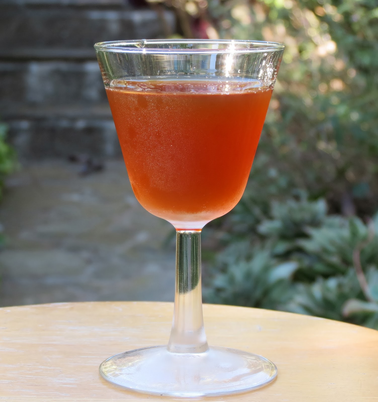 découvrez le cocktail candy cane spritzer, une délicieuse boisson festive qui allie la fraîcheur des bulles à la douceur de la menthe poivrée. parfait pour les fêtes, ce cocktail coloré émerveillera vos invités avec sa présentation irrésistible et son goût unique. idéal pour égayer vos célébrations hivernales !